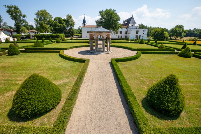 Le jardin de verdure et la gloriette abritant une fontaine en son centre