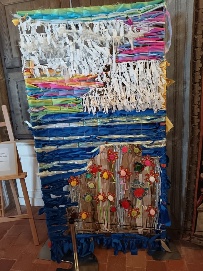 Tapisserie réalisée par les élèves de CM1 et CM2 de l'école de Mornand en Forez