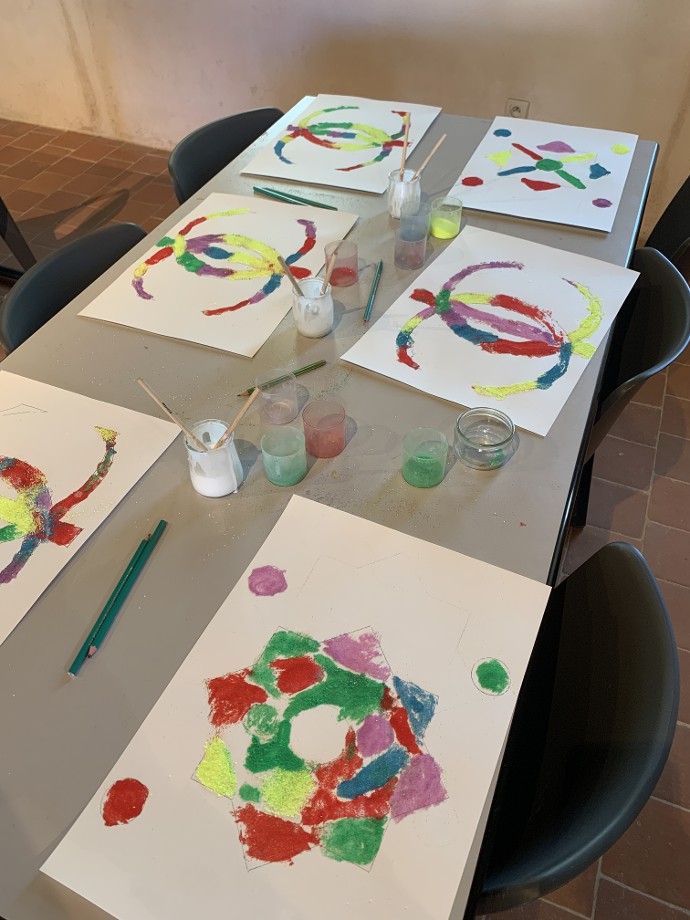 Quelques œuvres réalisées lors de l'atelier rocaille pour les scolaires