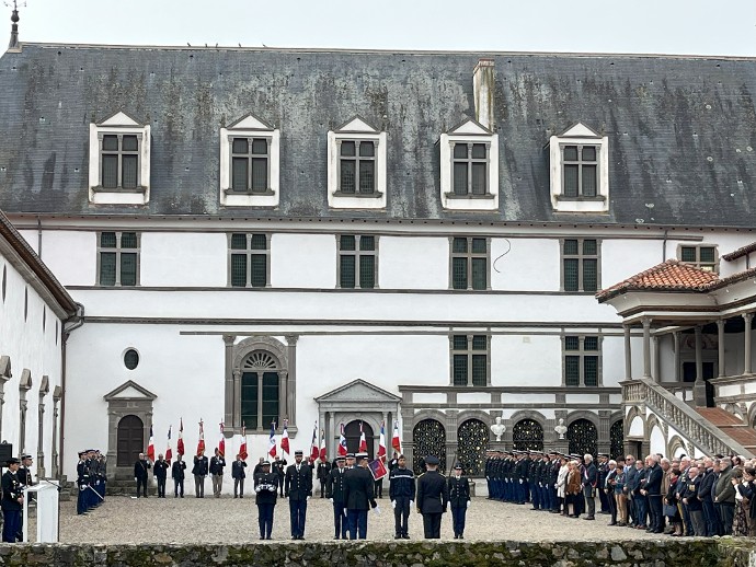Prise de commandement de la cheffe d'escadron Florine Locatelli dans la cour d'honneur du château.